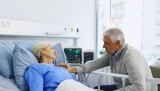 Altes Ehepaar, Unterstützung und Besuch am Krankenhausbett