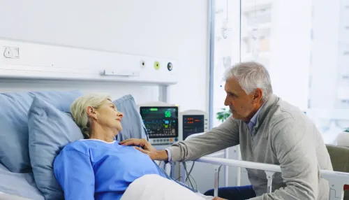 Altes Ehepaar, Unterstützung und Besuch am Krankenhausbett