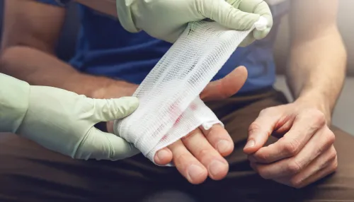 Arzt Traumatologe bandagepatienten verletzte Hand