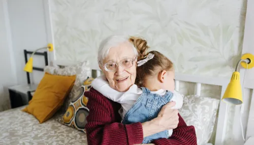 Kind hat glücklichen Moment mit Oma