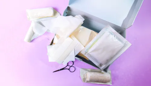 Offene Box mit Verschiedenen Wundauflagen, Verbänden und Pflastern