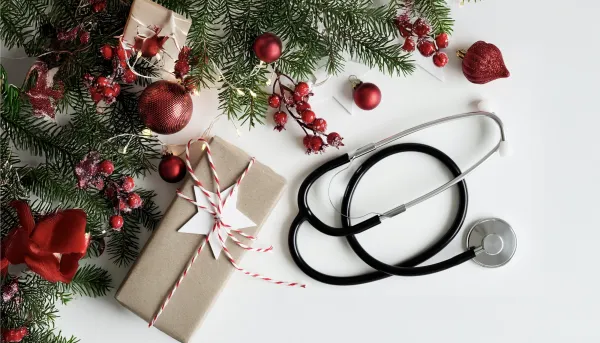 Stethoskop und Weihnachtsschmuck auf weißem Hintergrund