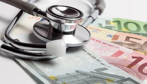 Grafik zeigt den Unterschied zwischen Pflegegeld und Pflegesachleistungen: links private Pflege mit Geldleistung, rechts professionelle Pflege durch Pflegedienst mit direkter Abrechnung – zur Orientierung für Pflegebedürftige und Angehörige.