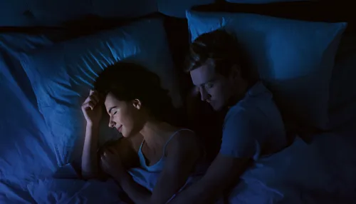 Frau und Mann erholsam und entspannt schlafend im Bett.