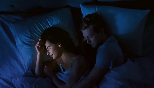 Frau und Mann erholsam und entspannt schlafend im Bett.