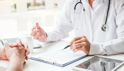 Arzt der einen Patienten berät.