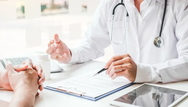 Arzt der einen Patienten berät.