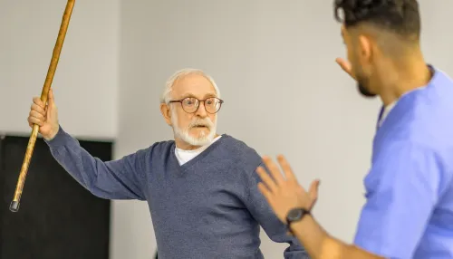 Alter Mann, der mit seinem Gehstock droht