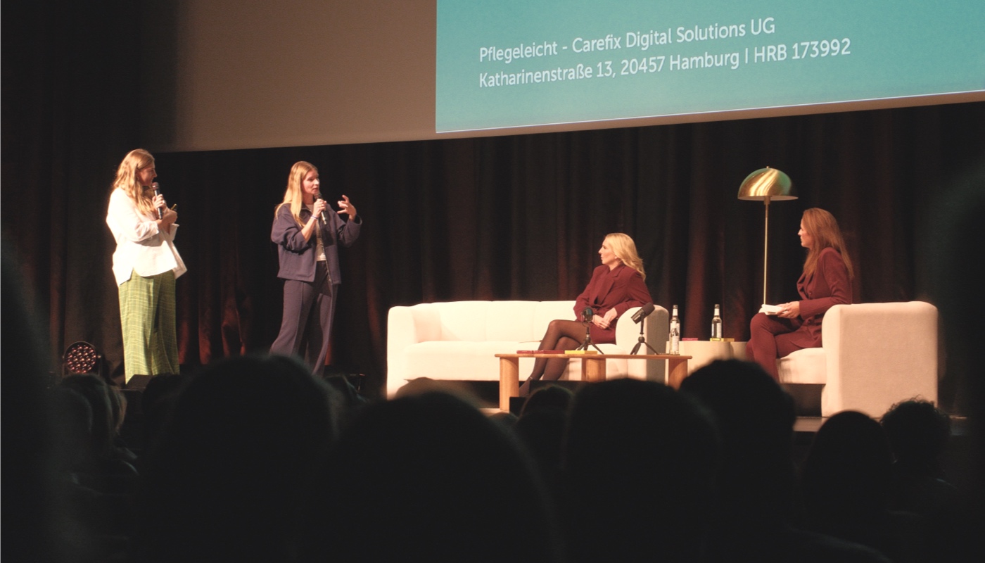 Alicia Faridi und Maximiliana Kugler mit Lea-Sophie Cramer und Veran Pauster auf der Bühne beim Fast und Curious Live-Podcast