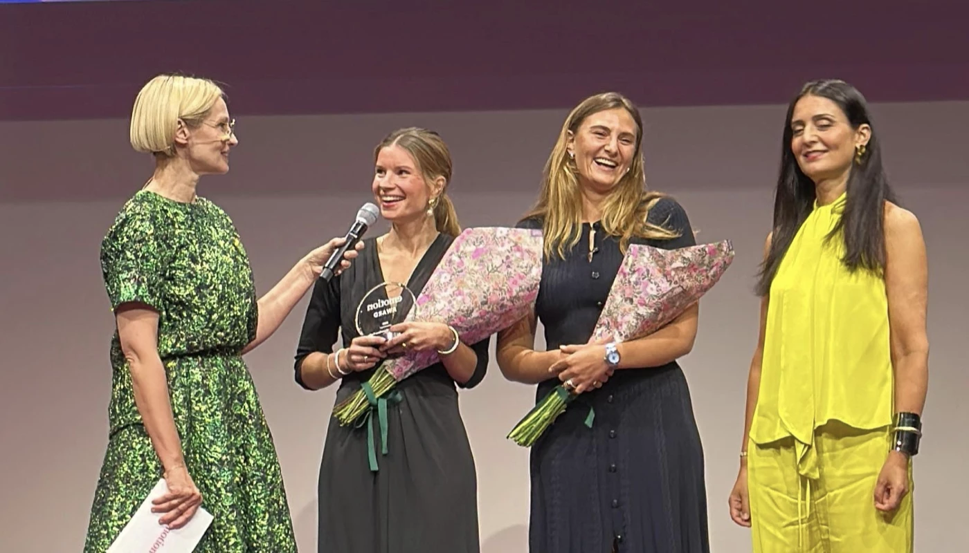 Maximiliane Kugler und Alicia Faridi werden auf der Bühne des emotion Awards interviewt